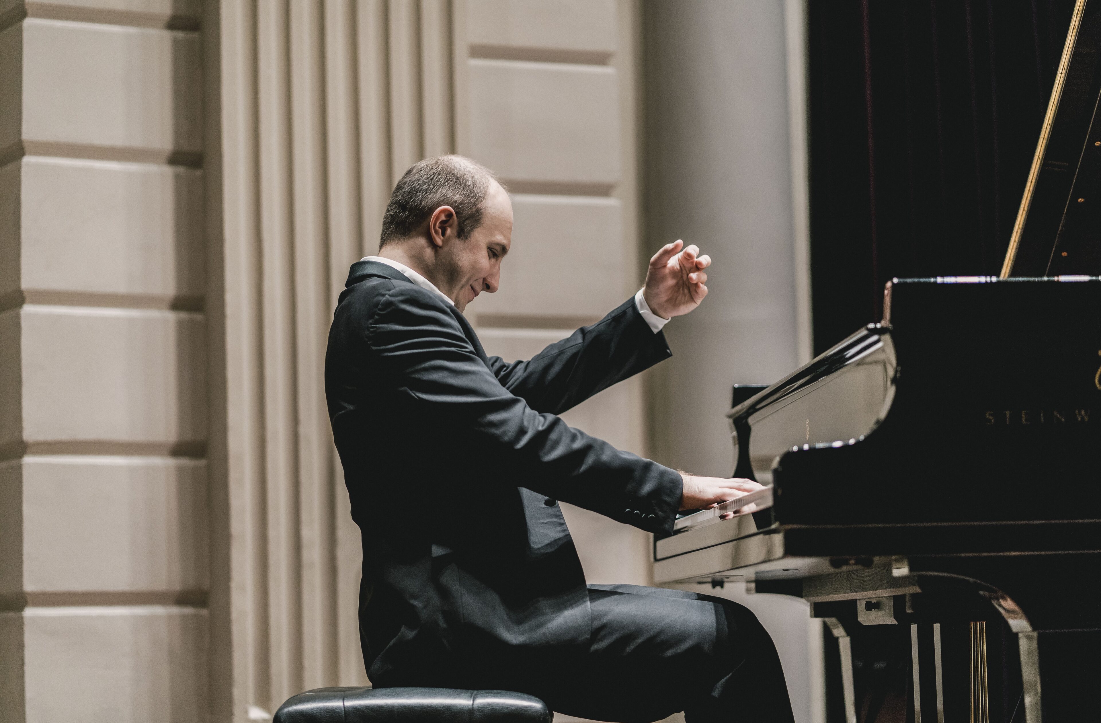 Photo of Alexander Gavrylyuk playing piano